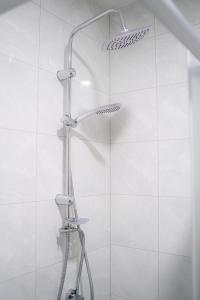 La salle de bains est pourvue d'une douche avec un pommeau de douche. dans l'établissement Big Lale UR, à Bijeljina