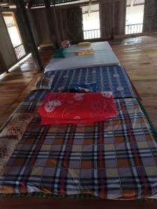 ein paar Betten in einem Zimmer in der Unterkunft Pù Luông Jungle Homestay in Pu Luong