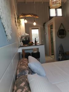 um quarto com uma cama, uma mesa e uma cozinha em Boho Sisi Resort em Sissi