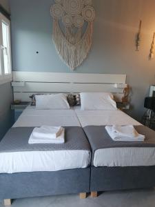 um quarto com 2 camas e toalhas em Boho Sisi Resort em Sissi