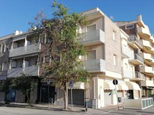 un edificio de apartamentos en la esquina de una calle en Appartamenti Le Perle di Venere, en Marina di Grosseto
