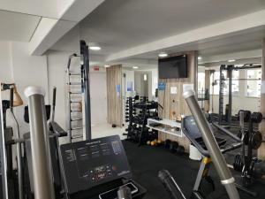 una habitación con un gimnasio con equipamiento. en AP aconchegante em Florianópolis en Florianópolis