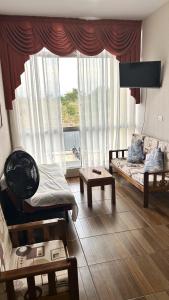 una camera con due letti e una grande finestra di Confortable Departamento Nuevo a Tarapoto