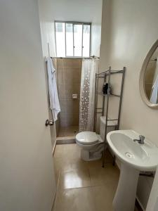 łazienka z toaletą i umywalką w obiekcie Confortable Departamento Nuevo w mieście Tarapoto