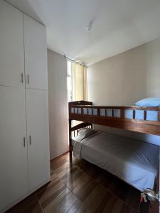 sypialnia z 2 łóżkami piętrowymi i oknem w obiekcie Confortable Departamento Nuevo w mieście Tarapoto