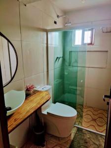 uma casa de banho com um WC, um lavatório e um chuveiro em Casa Beco do Céu em Fernando de Noronha