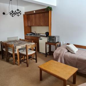 un soggiorno con cucina, tavolo e divano di Departamento en Lomas Blancas, Penitentes a Los Penitentes