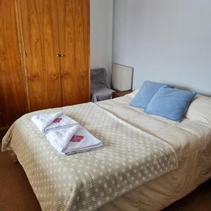 a bedroom with a bed with two towels on it at Departamento en Lomas Blancas, Penitentes in Los Penitentes