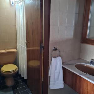 a bathroom with a toilet and a sink at Departamento en Lomas Blancas, Penitentes in Los Penitentes