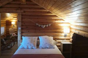 a bedroom with a large bed with a wooden wall at Chalet con vistas al lago Matemale en Les Angles in Les Angles