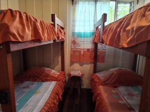 Un ou plusieurs lits superposés dans un hébergement de l'établissement Pensión y Cabinas Colibrí B&B Costa Rica