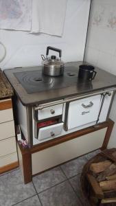 una estufa con una olla encima en la cocina en Casa aconchegante e tranquila, em Veranópolis/RS., en Veranópolis