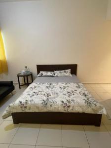 um quarto com uma cama com um edredão floral em Holiday Home Master bed room in Ajman city UAE em Ajman
