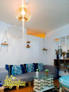 - un salon avec un canapé et une table en verre dans l'établissement La Caša Dulce Staycation Main Account, à Imus