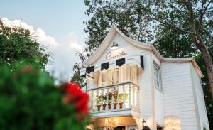 a small white house with a sign on it at Aparta Hotel Drake Bolivar in Santo Domingo