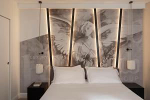 uma cama com duas almofadas brancas num quarto em BDB Rooms Navona em Roma
