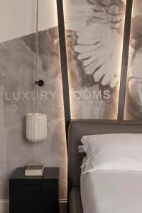 ローマにあるBDB Rooms Navonaのベッドルーム1室(ベッド1台、ランプ付きテーブル付)