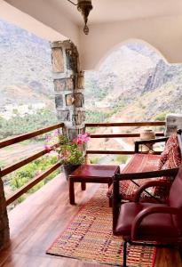 a balcony with a table and a view of a mountain at Guest house baldsayt in Bilād Sayt