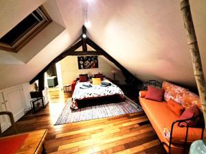 - une chambre avec un lit et un canapé dans l'établissement gite Chezelle, à Saint-Georges-sur-Cher