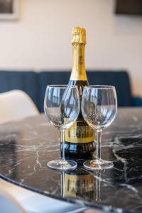 een fles champagne en twee wijnglazen op een tafel bij Studio U1 in bester Lage in Radolfzell am Bodensee