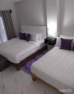 duas camas sentadas uma ao lado da outra num quarto em MisBHaven Resort and Spa em Port Antonio