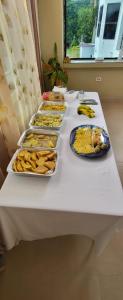 una mesa larga con varias bandejas de comida. en MisBHaven Resort and Spa, en Port Antonio