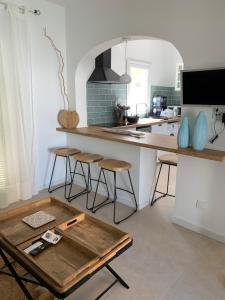 uma cozinha com uma mesa e bancos num quarto em apartamento nº 7 cala pregonda em Cala Blanca