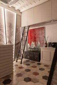 Habitación con escalera y cocina con suelo. en BDB Rooms Navona en Roma