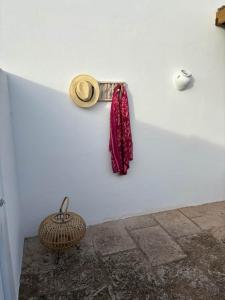 a towel hanging on a wall next to a basket at apartamento nº 7 cala pregonda in Cala Blanca