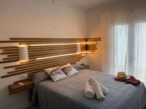 - une chambre avec un lit et 2 serviettes dans l'établissement apartamento nº 7 cala pregonda, à Cala Blanca