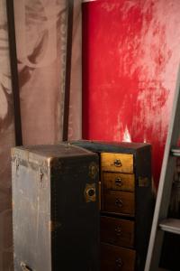 una stanza con due casse e un dipinto rosso di BDB Rooms Navona a Roma