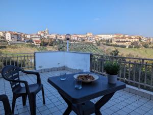 una mesa con un plato de comida en el balcón en Holiday House 2 en Villamagna