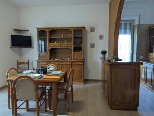 a kitchen and dining room with a table and a tv at Holiday House 2 in Villamagna
