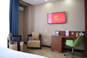 a hotel room with a desk and a chair at Swiss-Belinn Nairobi in Nairobi
