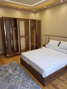 sypialnia z dużym łóżkiem z białą pościelą w obiekcie شقة ألترا لوكس بالمهندسين w Kairze