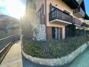 a house with a hedge in front of it at Casa Vacanza La Croseta in Trento