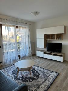 a living room with a coffee table and a tv at Casa Vacanza La Croseta in Trento