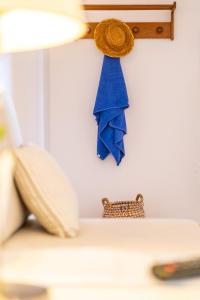 um pano azul pendurado numa parede com um ornamento de chita em Apartamentos Turisticos Novochoro em Albufeira