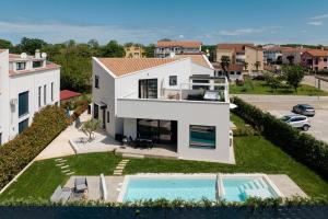 uma vista aérea de uma casa com piscina em Villa Costa em Funtana