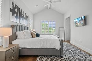 a bedroom with a bed and a ceiling fan at Lux Living - East Downtown Rooftop with King Suite & Private Chef in Houston