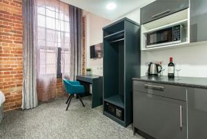 a small kitchen with a blue chair in a room at Russel Street in Nottingham