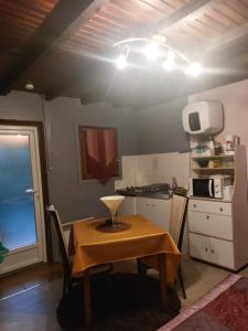 Una pequeña cocina con una mesa y una pequeña cocina con una estufa. en Sci la MIJOTIERE, en Fourques-sur-Garonne