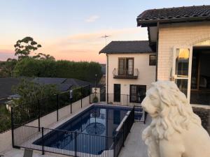 วิวสระว่ายน้ำที่ 悉尼Killara Luxurious 8BR House 360 degree view หรือบริเวณใกล้เคียง
