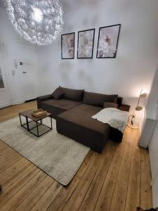 uma sala de estar com um sofá e uma mesa em appartement style haussmannien em Bruxelas