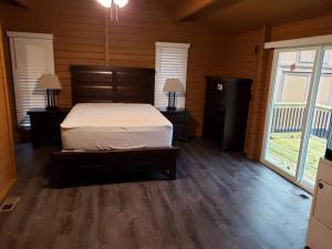 1 dormitorio con 1 cama grande y 2 mesitas de noche en Beaver Lake Arkansas Luxury Cabin, en Rogers
