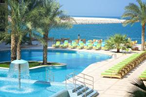 Bazén v ubytování Pullman Resort Al Marjan Island nebo v jeho okolí
