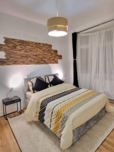 Un dormitorio con una cama grande y una ventana en appartement style haussmannien, en Bruselas