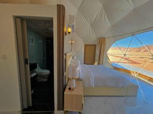 Postel nebo postele na pokoji v ubytování Wadi rum anwar luxury camp