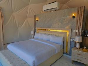 Postel nebo postele na pokoji v ubytování Wadi rum anwar luxury camp