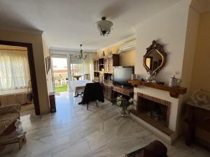 a living room with a fireplace and a mirror at Chalet en Málaga, Torremolinos, cerca de la playa in Málaga